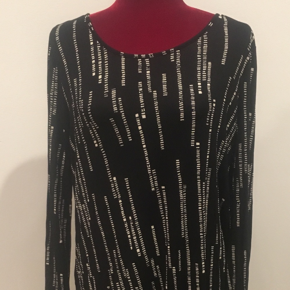 Black and white long sleeved tunic, high low.